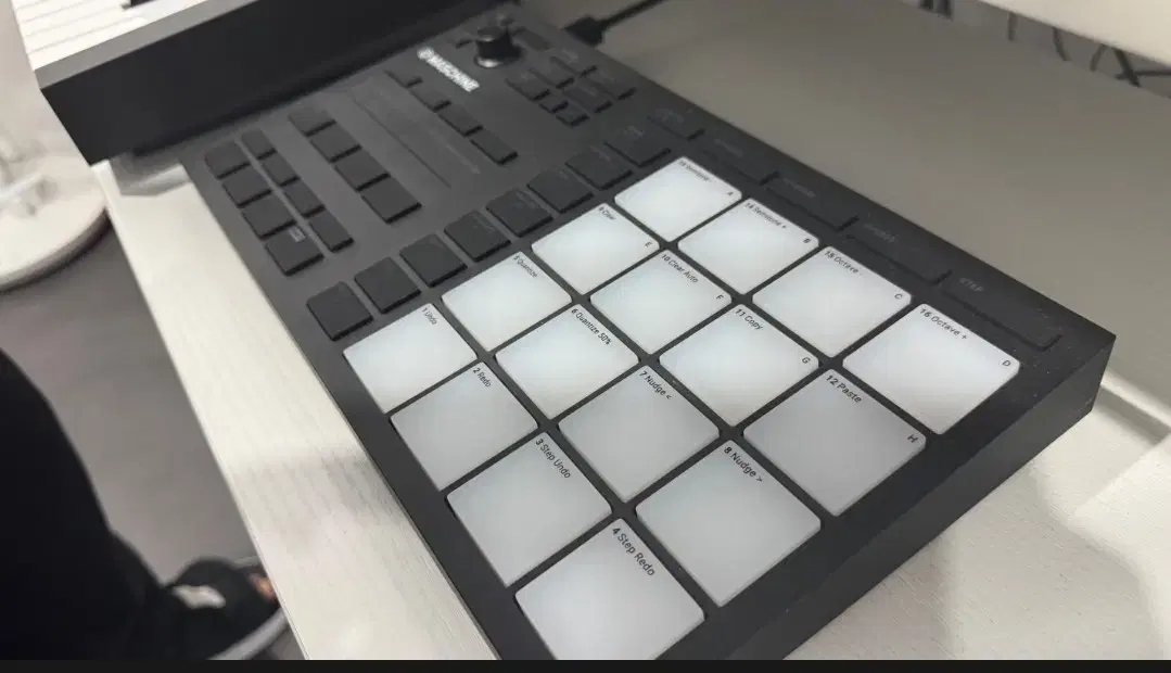 maschine mikro mk3머신 음악장비 전자악기 미디작곡